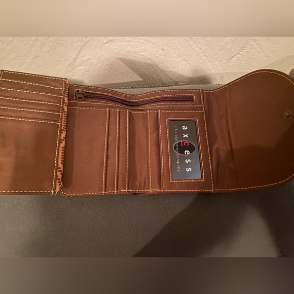 Liz Claiborne company brown wallet - Picture 3 of 3